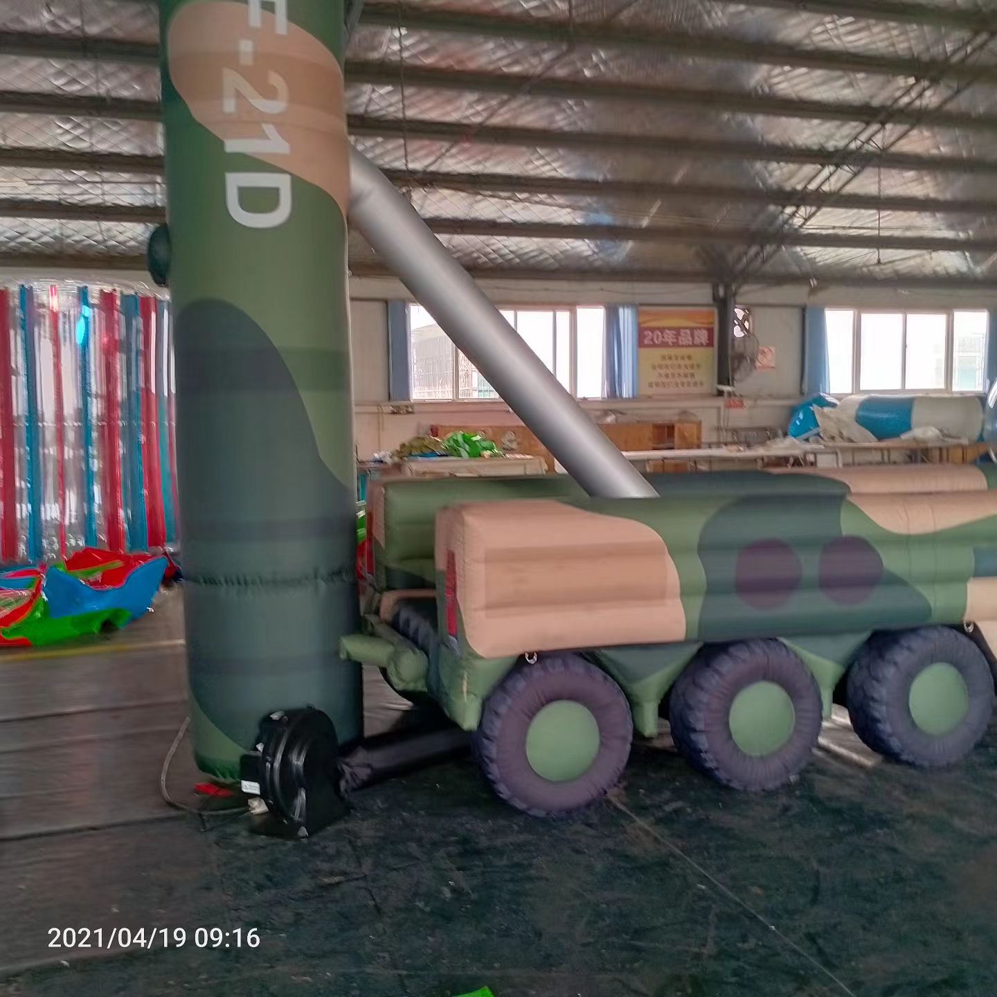 泰来军事演习中的充气目标车辆：模拟发射车雷达车坦克飞机